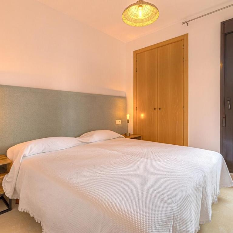 Guadalmansa Beach Flat - Modern & Steps to Shore - Three-Bedroom Apartment - 3