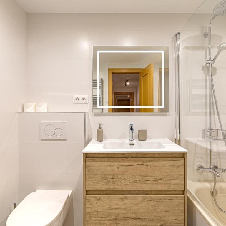 Guadalmansa Beach Flat - Modern & Steps to Shore - Three-Bedroom Apartment - 10