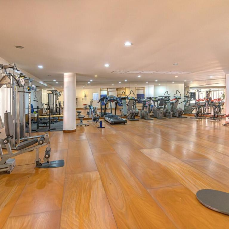 Guadalmansa Beach Flat - Modern & Steps to Shore - Three-Bedroom Apartment - 11