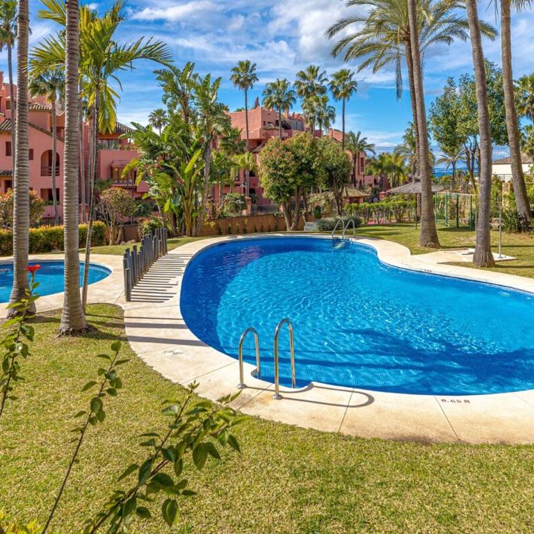Guadalmansa Beach Flat - Modern & Steps to Shore - Three-Bedroom Apartment - 13