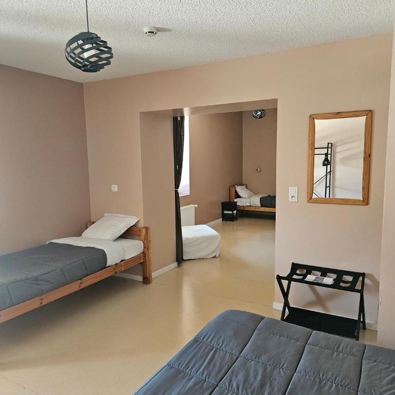 Auberge de Pontgibaud - Chambre Quadruple - Vue sur Montagnes - 4