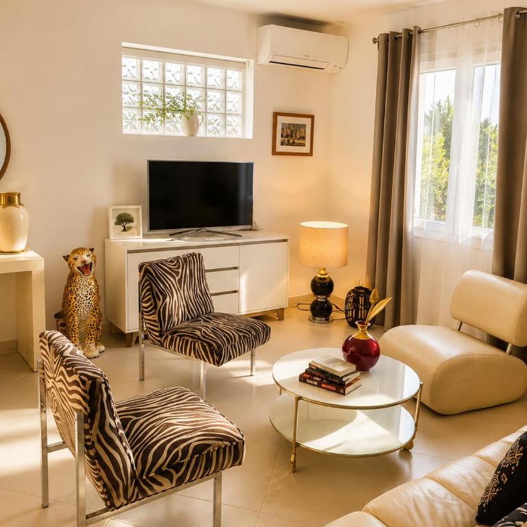 Bas de villa Lola avec piscine - Villa - 25