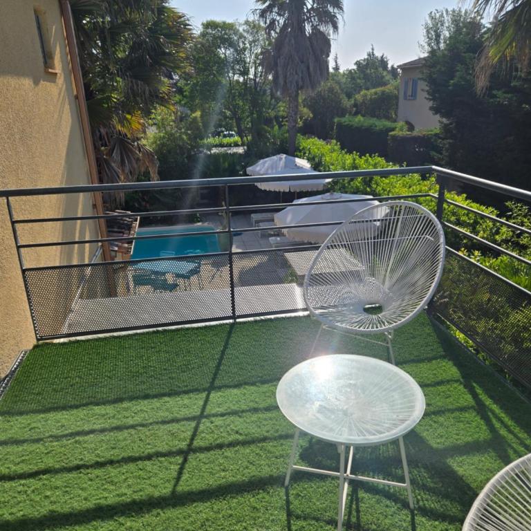 La Parenthèse de Villepey - Chambre Lit Queen-Size - Vue sur Piscine - 14