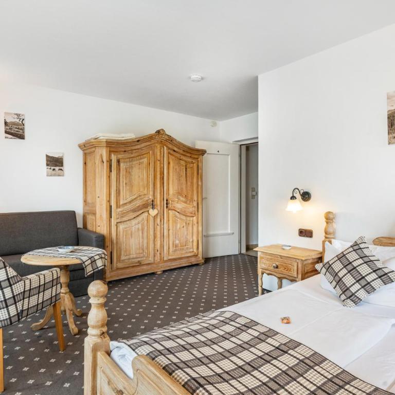 Gästehaus Tanneck mit Hallenbad - Standard Zimmer mit Queensize-Bett - 9
