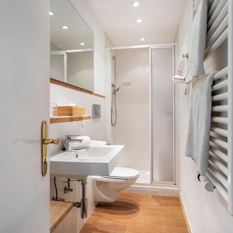 Gästehaus Tanneck mit Hallenbad - Standard Zimmer mit Queensize-Bett - 19