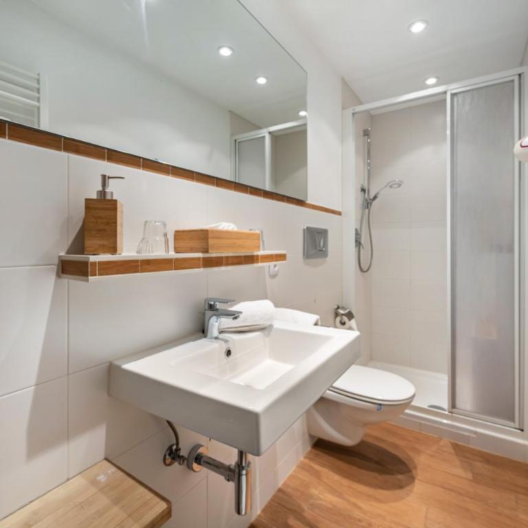 Gästehaus Tanneck mit Hallenbad - Standard Zimmer mit Queensize-Bett - 16