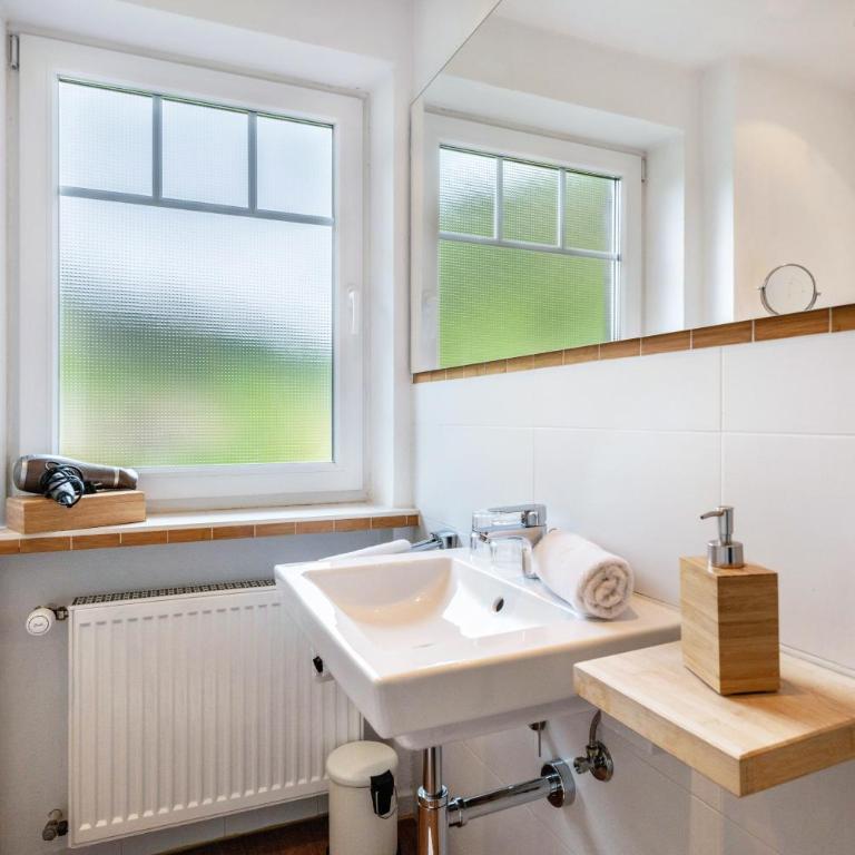 Gästehaus Tanneck mit Hallenbad - Standard Zimmer mit Queensize-Bett - 12