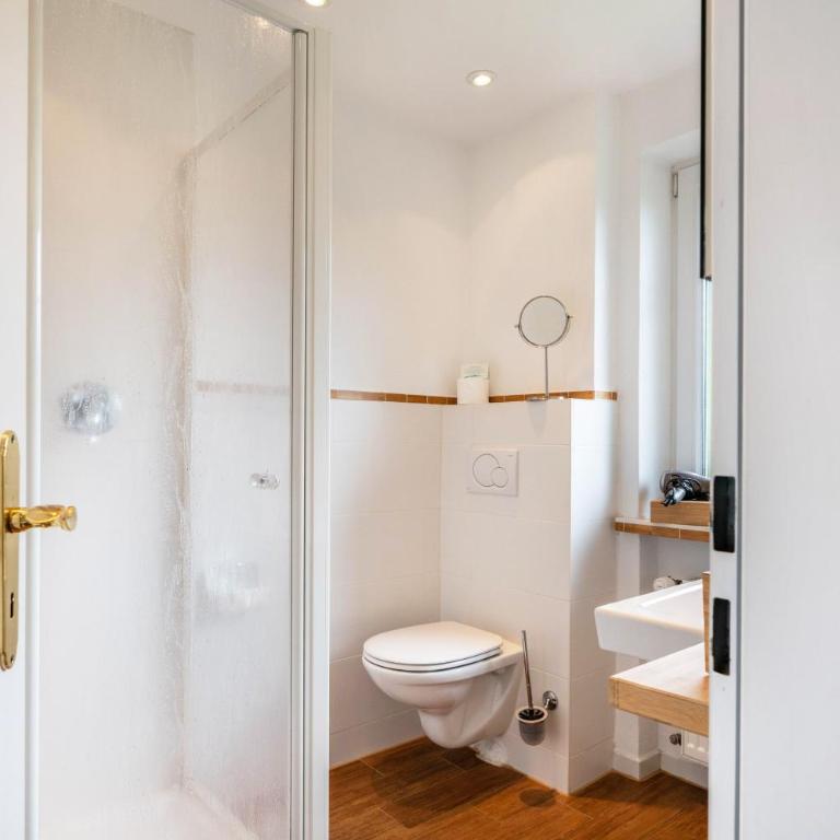 Gästehaus Tanneck mit Hallenbad - Standard Zimmer mit Queensize-Bett - 16