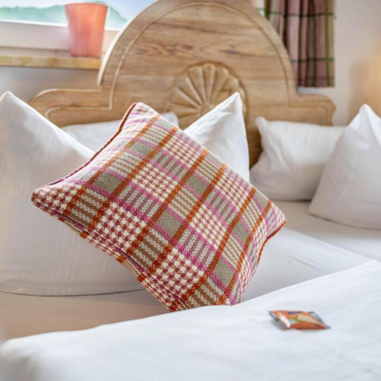 Gästehaus Tanneck mit Hallenbad - Standard Zimmer mit Queensize-Bett - 4
