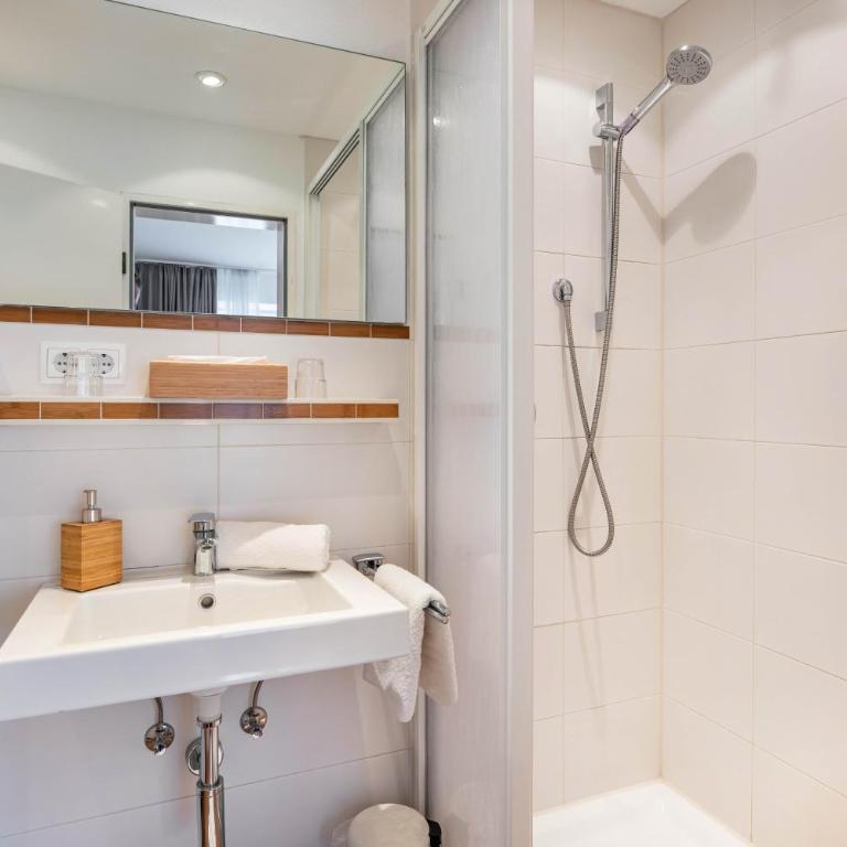 Gästehaus Tanneck mit Hallenbad - Standard Zimmer mit Queensize-Bett - 20