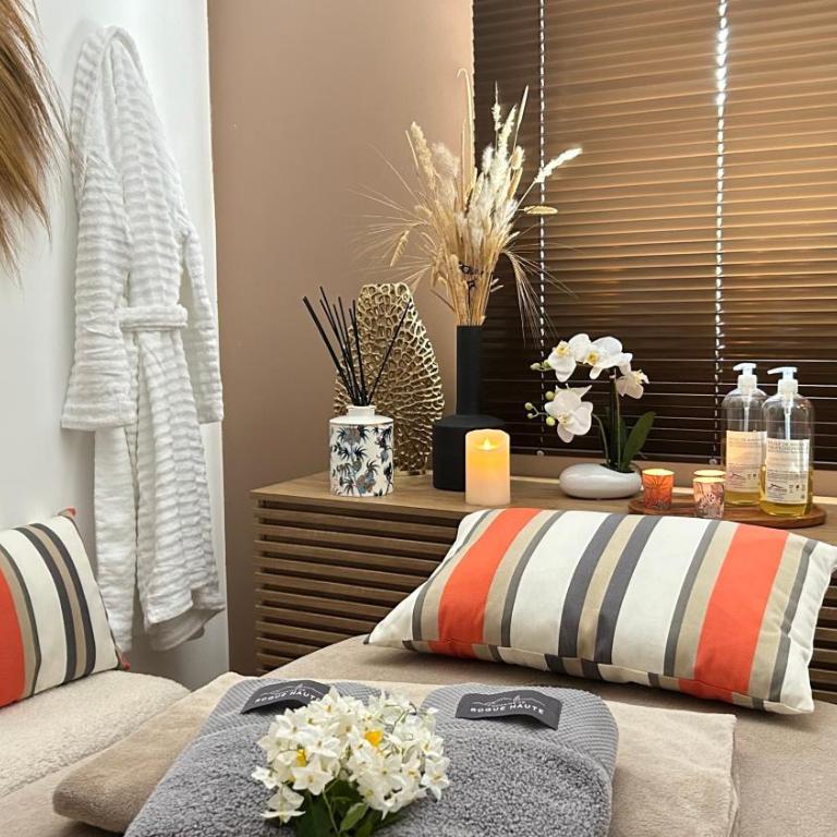 Cottage La Circaète - Two-Bedroom Deluxe Apartment with Garden View - 33