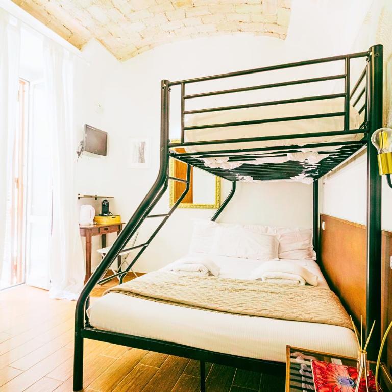 Rooms Steps from Colosseum by Welcome In - Double Room with Balcony - 7