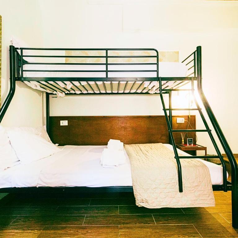 Rooms Steps from Colosseum by Welcome In - Double Room with Balcony - 9