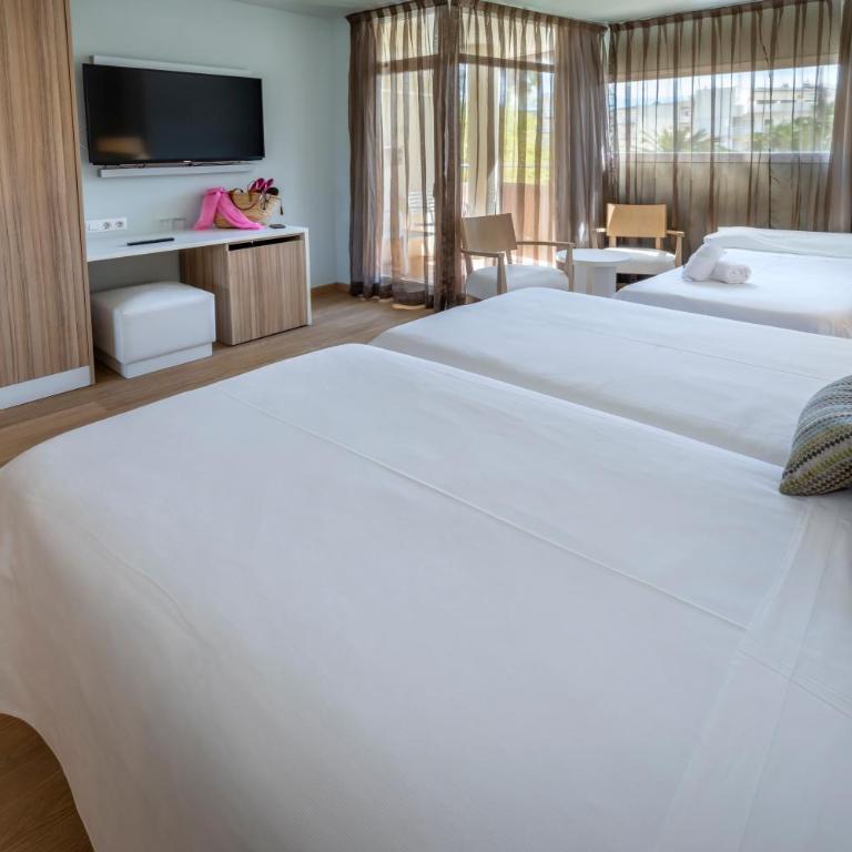 Mònica Hotel - Habitación Triple con vistas al jardín - 5