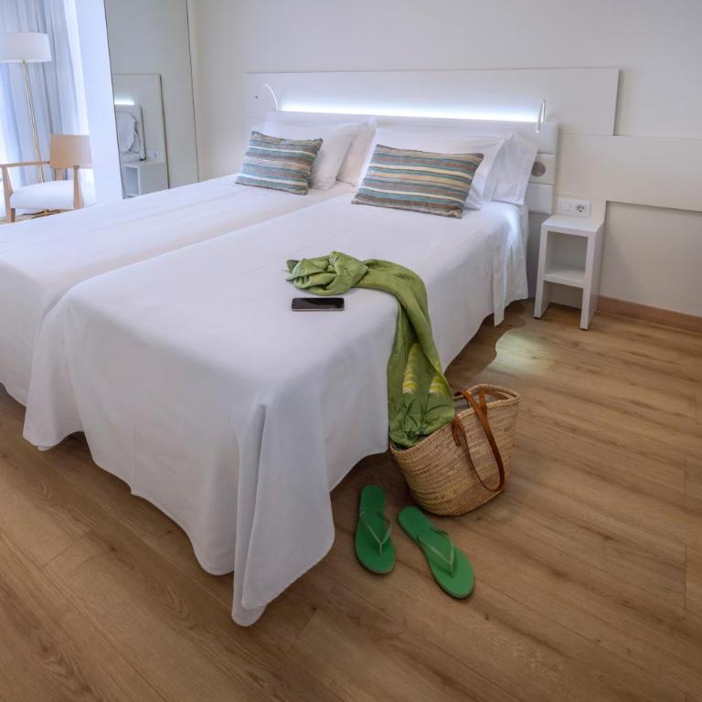 Mònica Hotel - Habitación Doble con vistas al jardín - 2 camas - 4