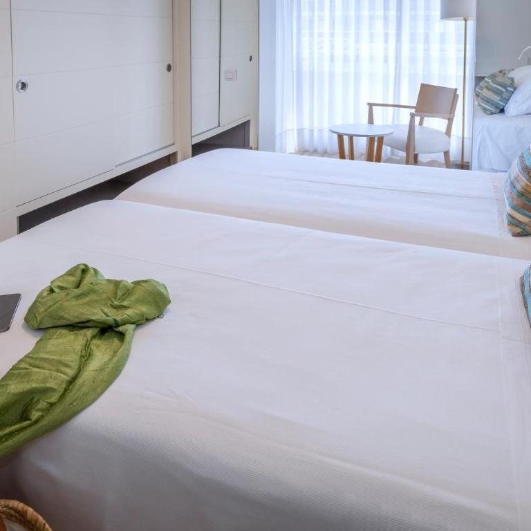 Mònica Hotel - Habitación Doble con vistas al jardín - 2 camas - 3