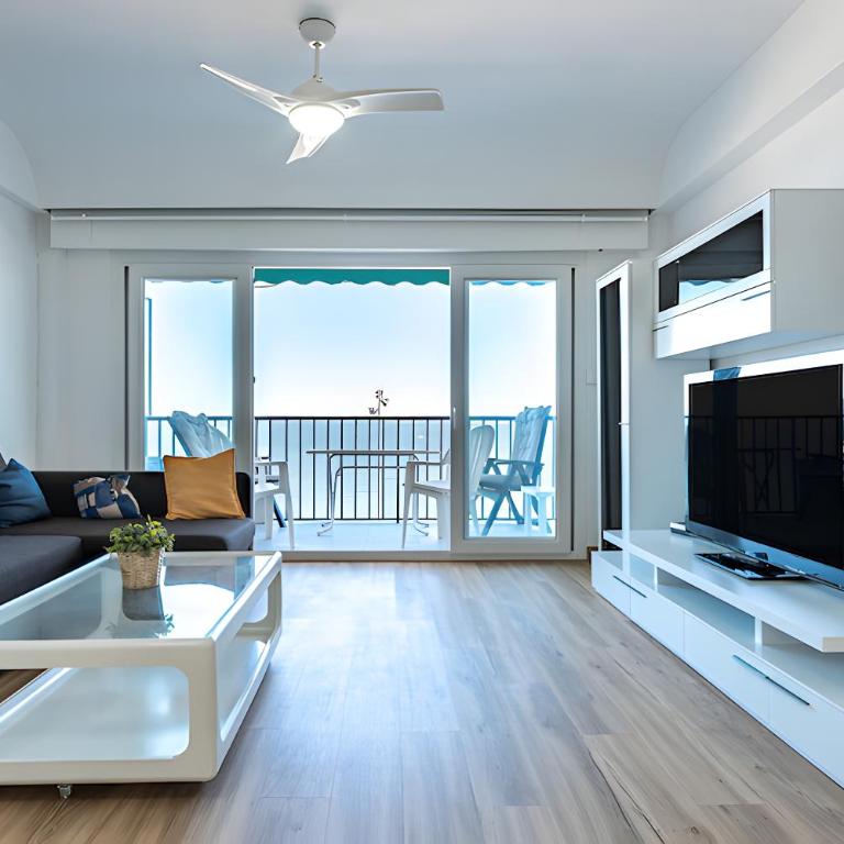 Fuengirola Front Beach, by Homing U - Apartamento de 3 dormitorios con vistas al mar - 1