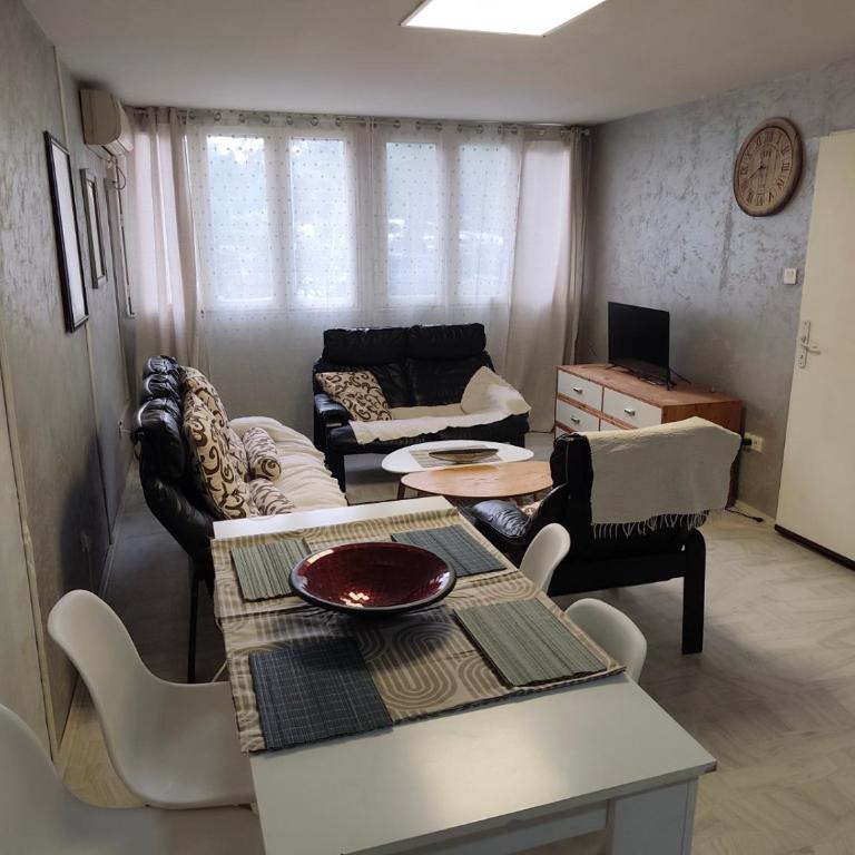 Jela - Spacious Two-Bedroom Apartment near City Center with Free Parking & Wi-Fi - Apartman sa 2 Spavaće Sobe - 15