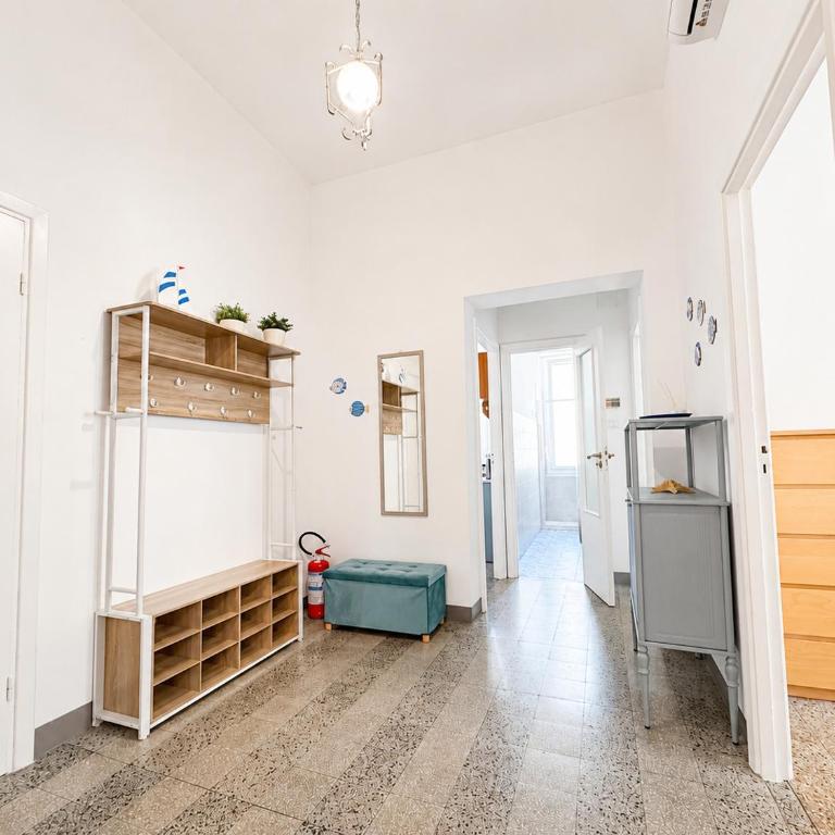 In centro sul mare - 2 camere e balcone - 5 posti letto - Two-Bedroom Apartment - 10