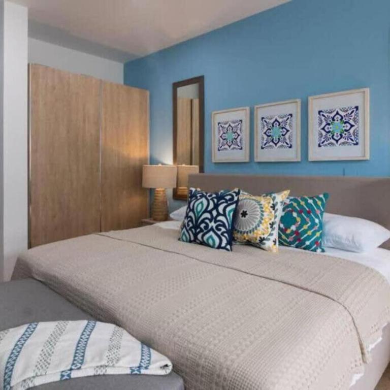 Oceanview Infinity Pool, Steps to 5th Ave & Beach - Studio Rooftop Pool & Jacuzzi - 1