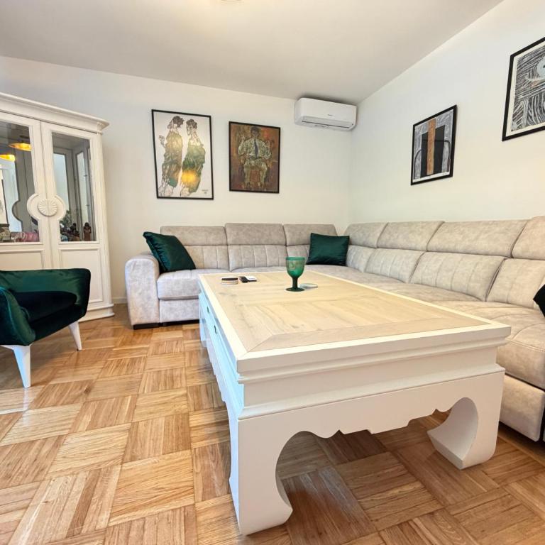 Bravo Apartment - with Garage Parking - One-Bedroom Apartment - 1
