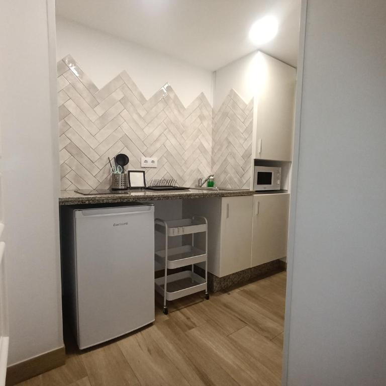 "Estudio con balcón" A 9 min en metro del centro de Sevilla - Apartamento de 1 dormitorio - 2