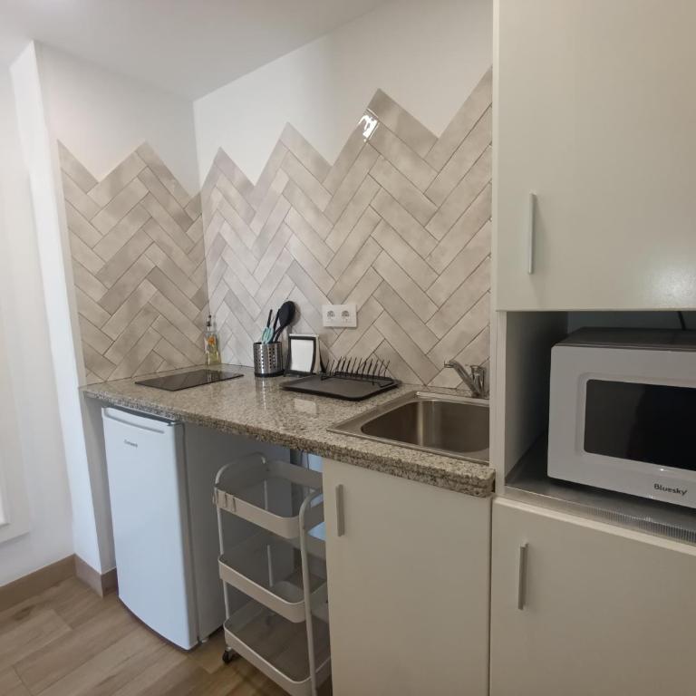 "Estudio con balcón" A 9 min en metro del centro de Sevilla - Apartamento de 1 dormitorio - 6