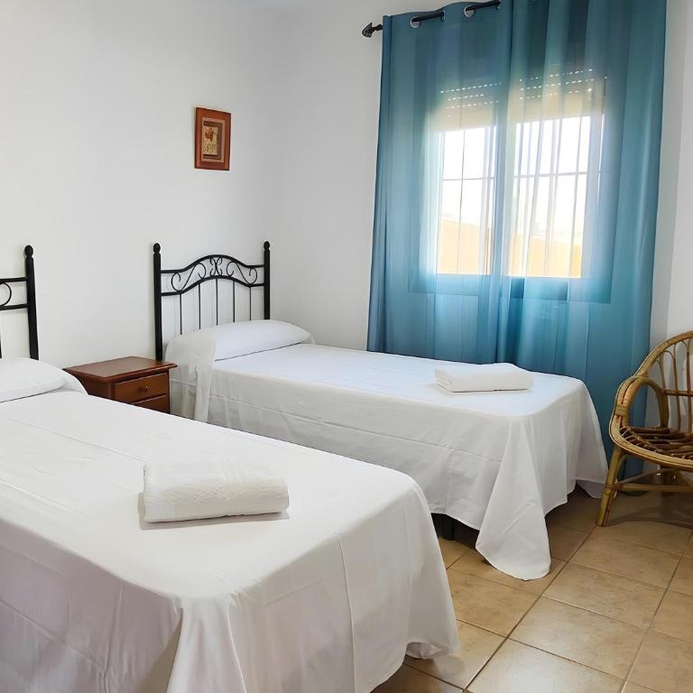 Chalet con piscina y jardin privado No aceptamos grupos de jovenes - Casa Vacanze - 8