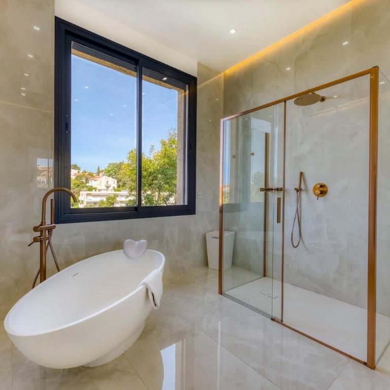 Villa Jaliel I Cannes French Riviera I 270m2 I Spa I 10 minutes du centre-ville I 12 personnes - Villa 1 Chambre - 16