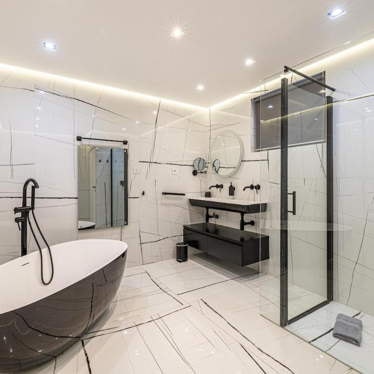 Villa Jaliel I Cannes French Riviera I 270m2 I Spa I 10 minutes du centre-ville I 12 personnes - Villa 1 Chambre - 40