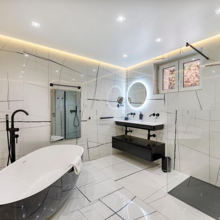Villa Jaliel I Cannes French Riviera I 270m2 I Spa I 10 minutes du centre-ville I 12 personnes - Villa 1 Chambre - 42