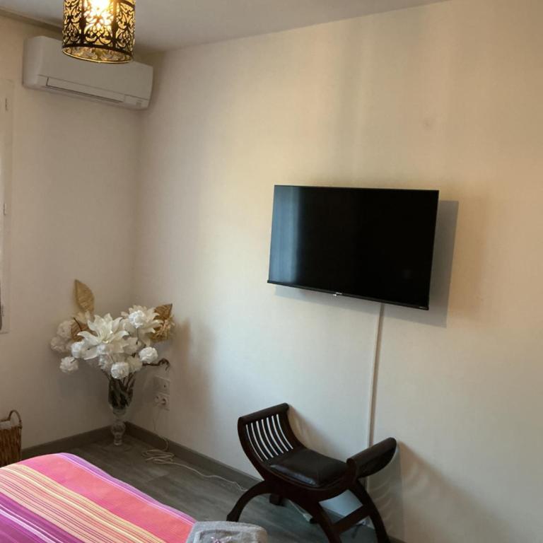 Maison climatisée avec hote ptit dej inclus - Chambre Familiale - Vue sur Jardin - 2