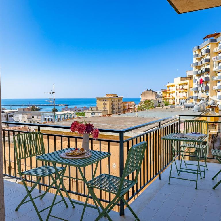 SOAVI Casa Vacanze Luxury Rooms - Deluxe Double Room with Balcony and Sea View - 1