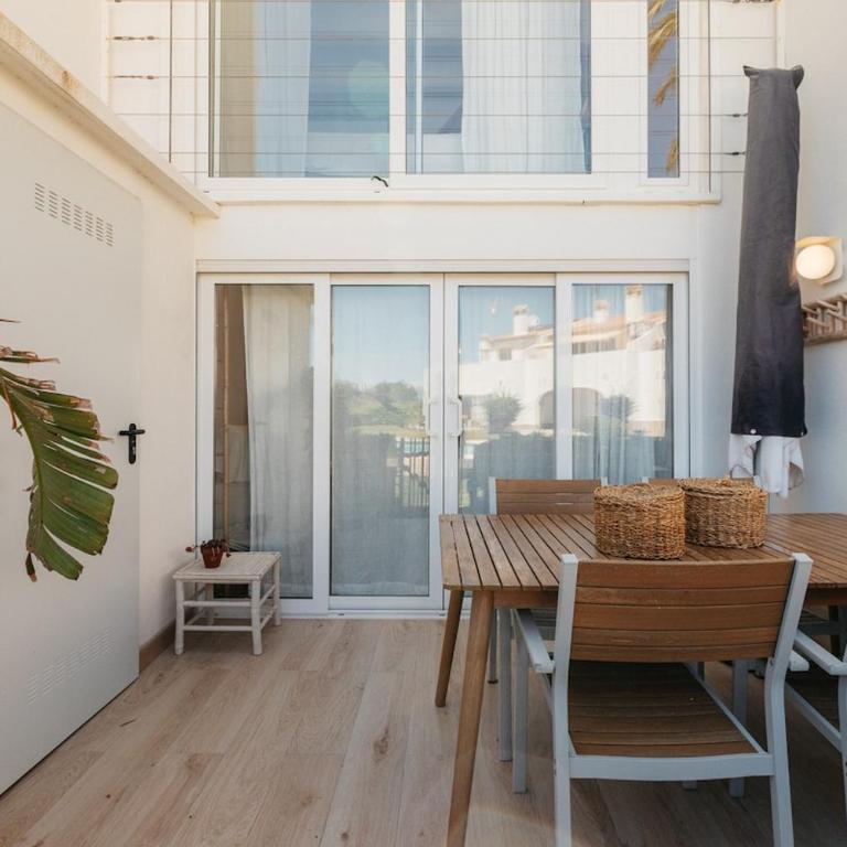 First Line with Pool, Ideal for Families - Two-Bedroom Apartment - 75
