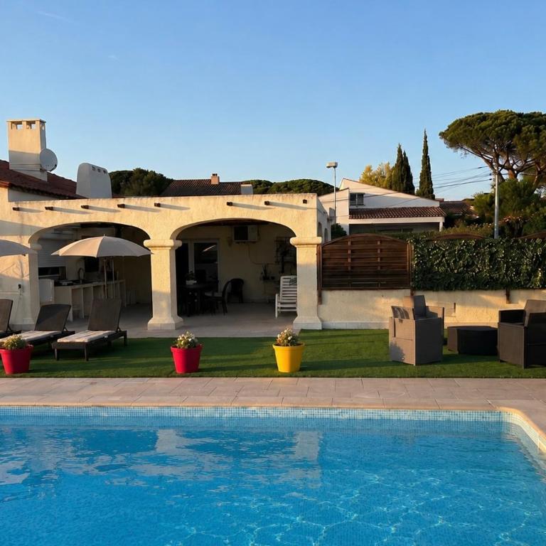 Maison familiale trois chambres piscine privée la villa bois d Olivier - Three-Bedroom Home - 23