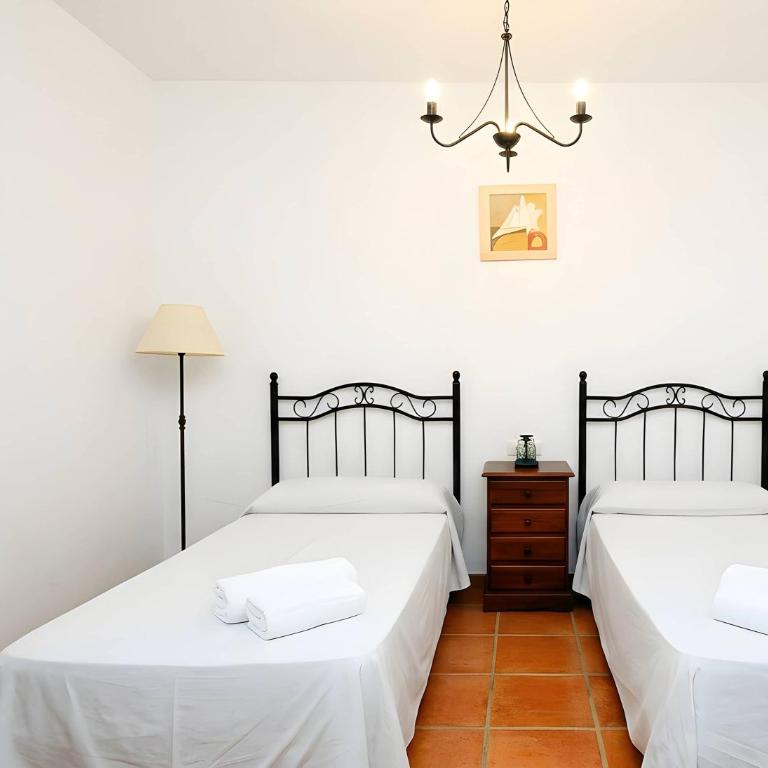 Casa con jardin privado piscina compartida garaje incluido - Ferienhaus - 13
