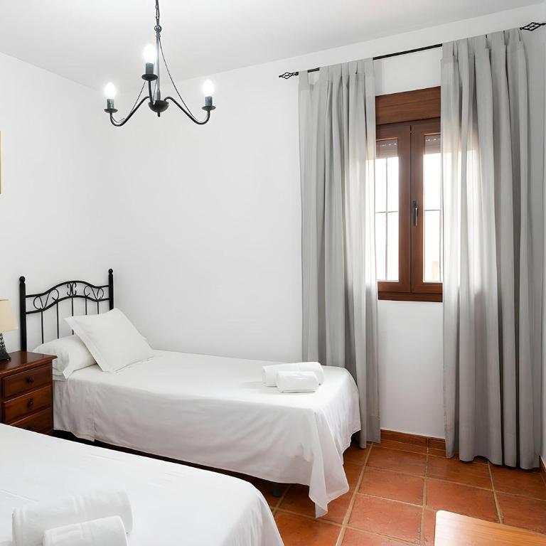 Casa con jardin privado piscina compartida garaje incluido - Ferienhaus - 14