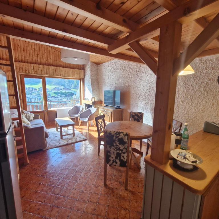 Cocon Chaleureux au pied des pistes et des chemins - 5 pers - 1 chambre et 1 mezzanine - avec garage - One-Bedroom Apartment with Balcony and Mountain View - 3