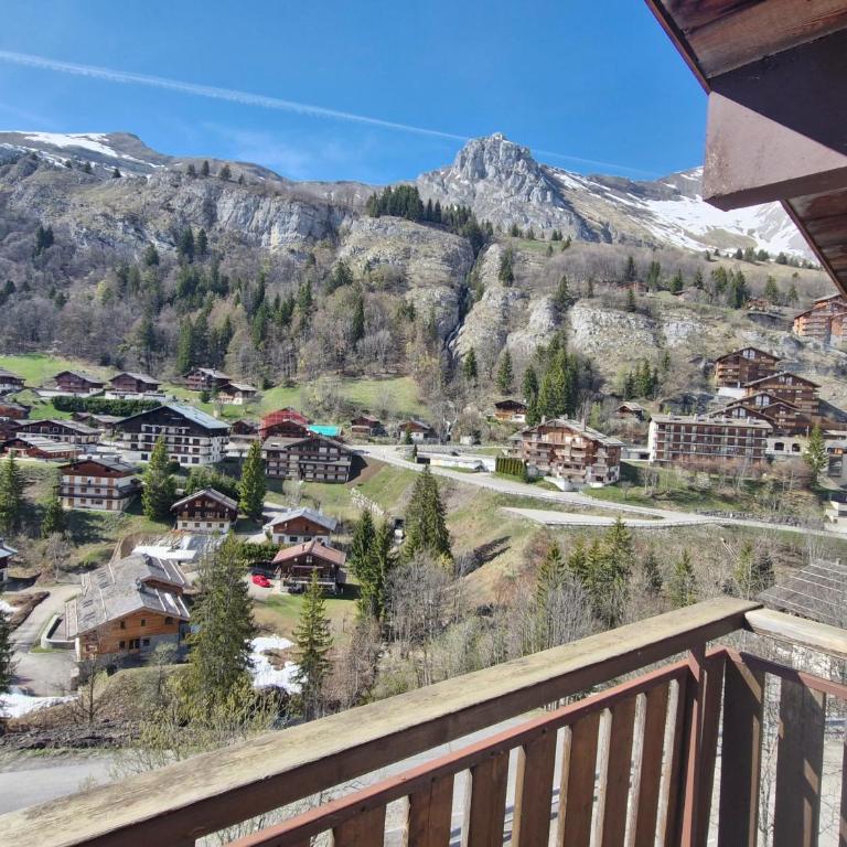 Cocon Chaleureux au pied des pistes et des chemins - 5 pers - 1 chambre et 1 mezzanine - avec garage - One-Bedroom Apartment with Balcony and Mountain View - 8
