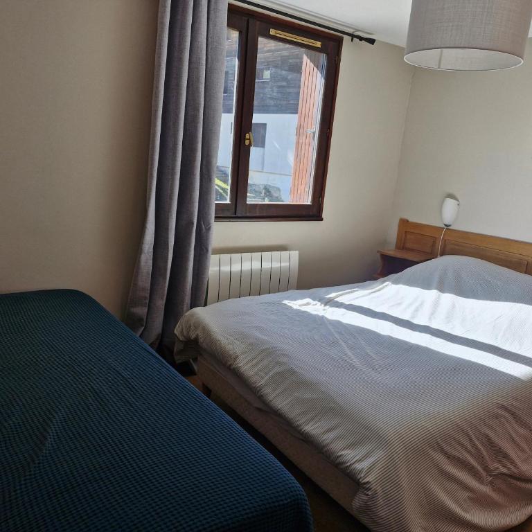Cocon Chaleureux au pied des pistes et des chemins - 5 pers - 1 chambre et 1 mezzanine - avec garage - One-Bedroom Apartment with Balcony and Mountain View - 11