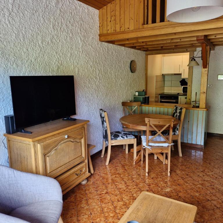 Cocon Chaleureux au pied des pistes et des chemins - 5 pers - 1 chambre et 1 mezzanine - avec garage - One-Bedroom Apartment with Balcony and Mountain View - 4