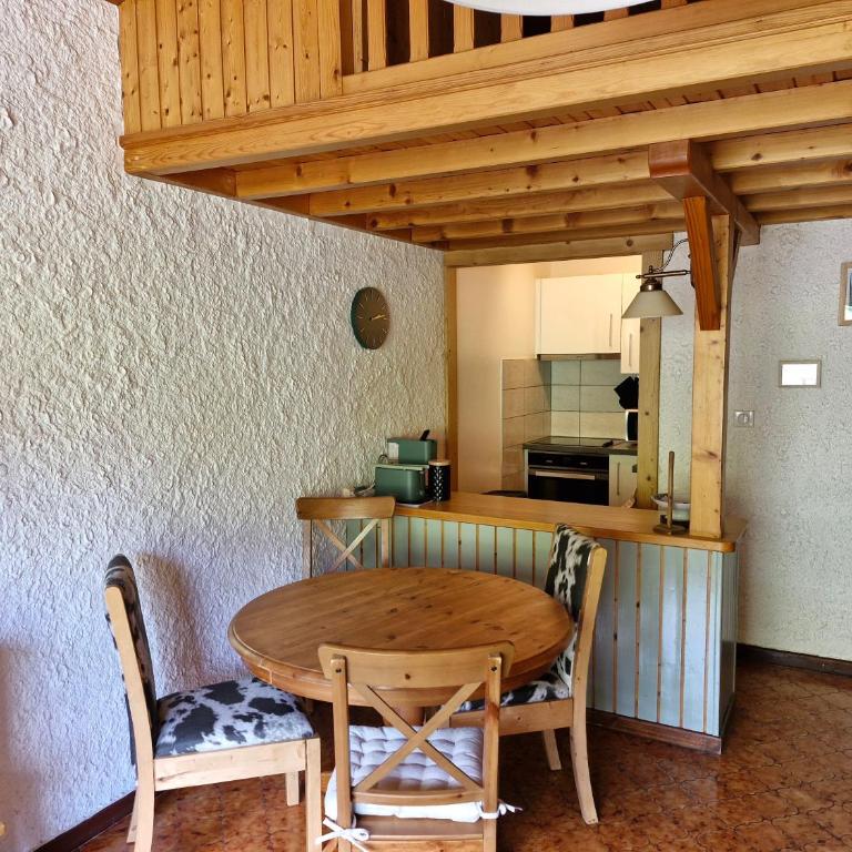 Cocon Chaleureux au pied des pistes et des chemins - 5 pers - 1 chambre et 1 mezzanine - avec garage - One-Bedroom Apartment with Balcony and Mountain View - 5