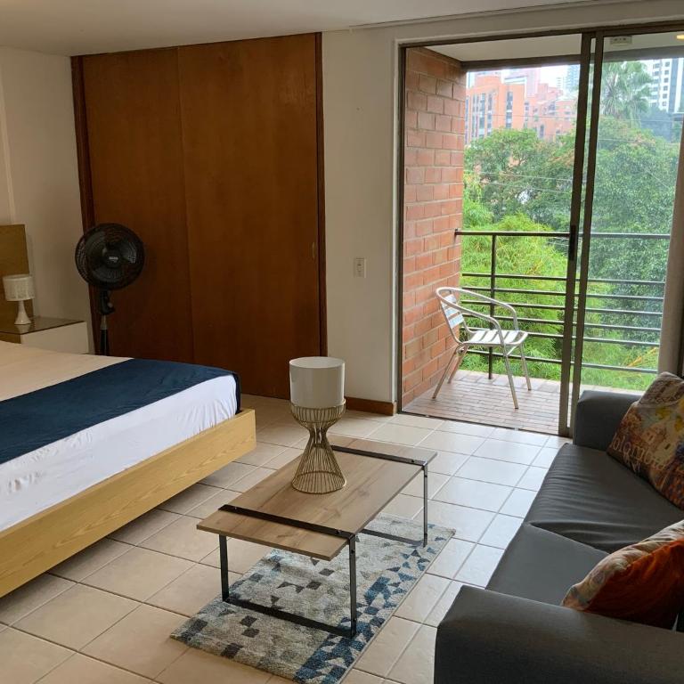 Amoblados Medellin Poblado Patio Bonito - Studio Apartment with Balcony - 1