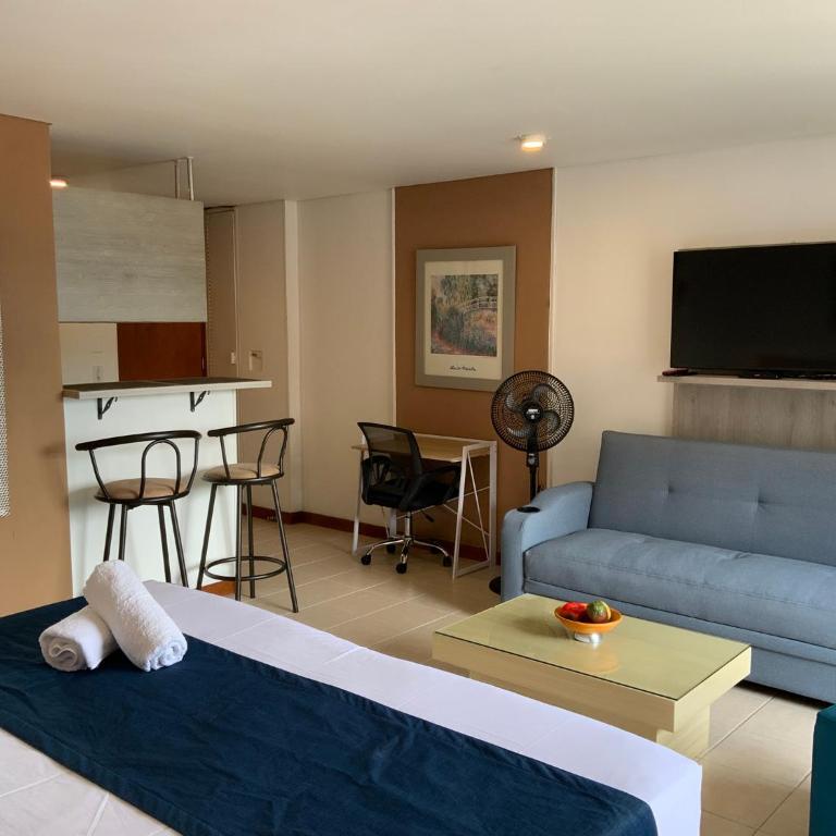 Amoblados Medellin Poblado Patio Bonito - Studio Apartment with Balcony - 2
