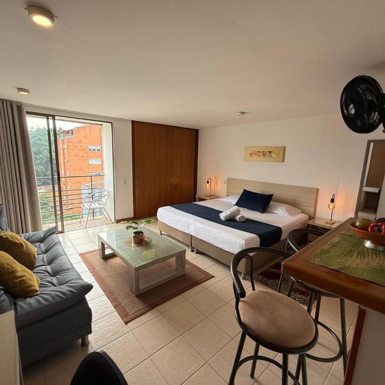 Amoblados Medellin Poblado Patio Bonito - Studio Apartment with Balcony - 2