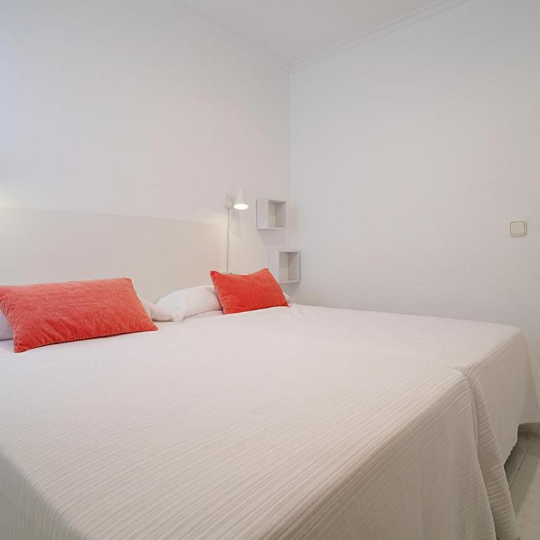 Piso con terraza y vistas a la Playa de Silgar - Three-Bedroom Apartment with Water View - 13