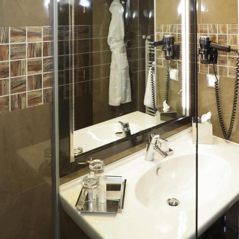 Movenpick hotel Sarajevo - Deluks Soba sa Bračnim Krevetom ili 2 Zasebna Kreveta i Kaučem - 2