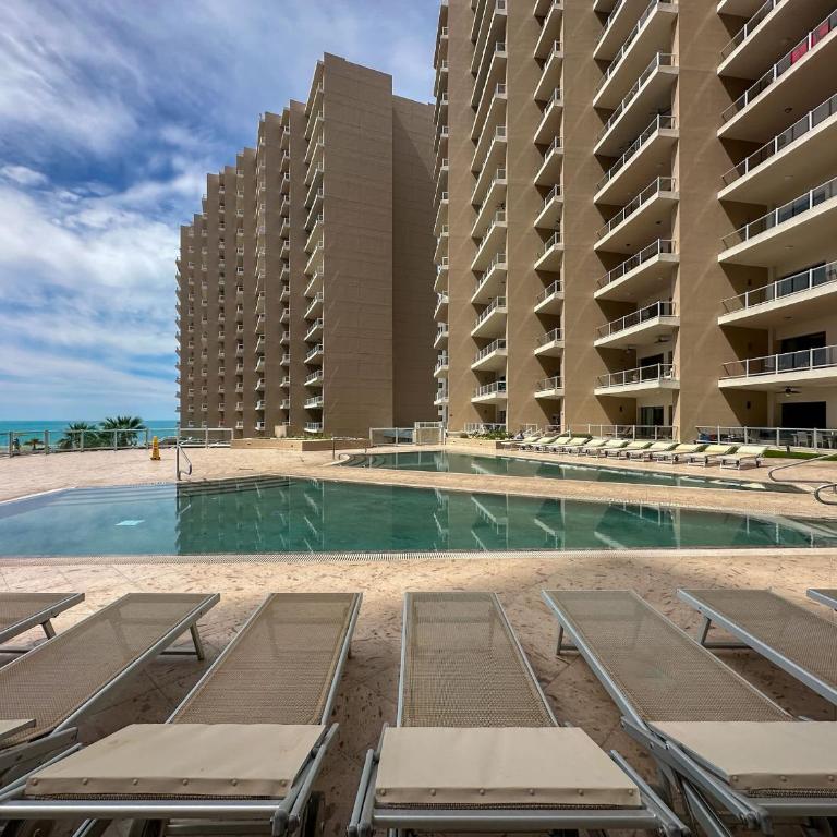 Beachfront 1BR High-Floor Panoramic Views - Apartment - 69