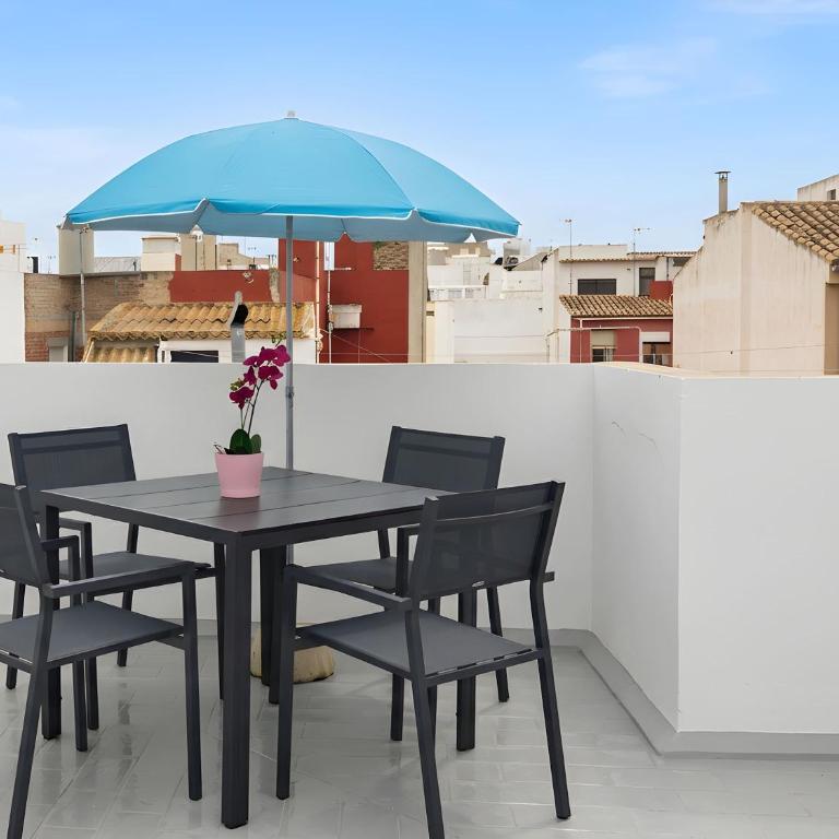 Apartamento con WiFi y terraza cerca del centro y la playa - Apartment - 1