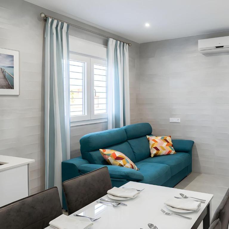 Apartamento con WiFi y terraza cerca del centro y la playa - Apartment - 3